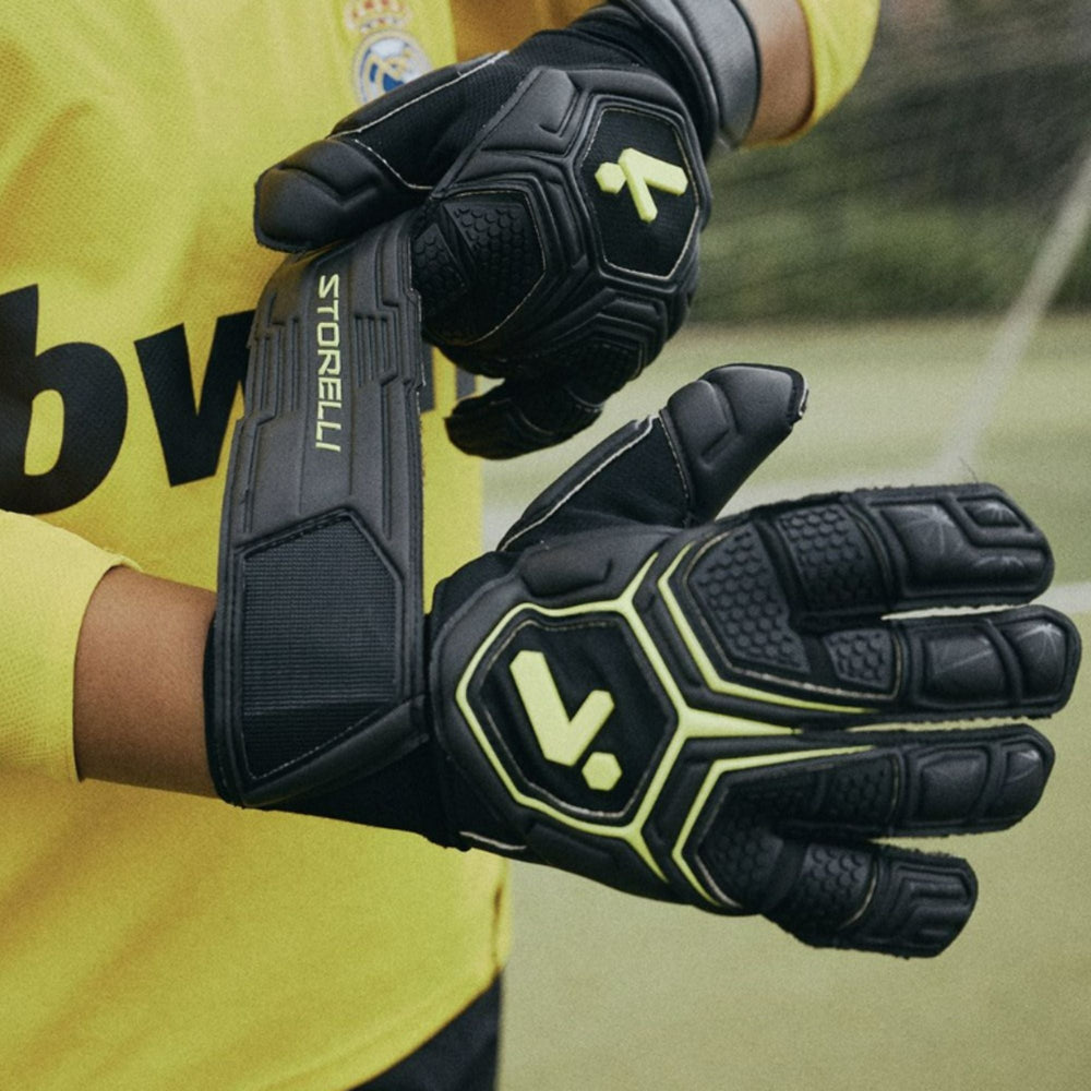 Goalkeeper Gloves - Gladiator Pro v3 by Storelli - ITASPORT